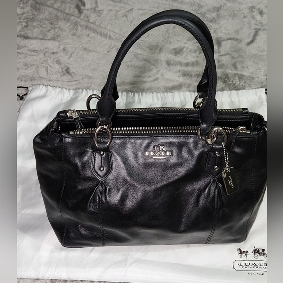 Coach bag black /bag comes with protective silk bag - Picture 3 of 13